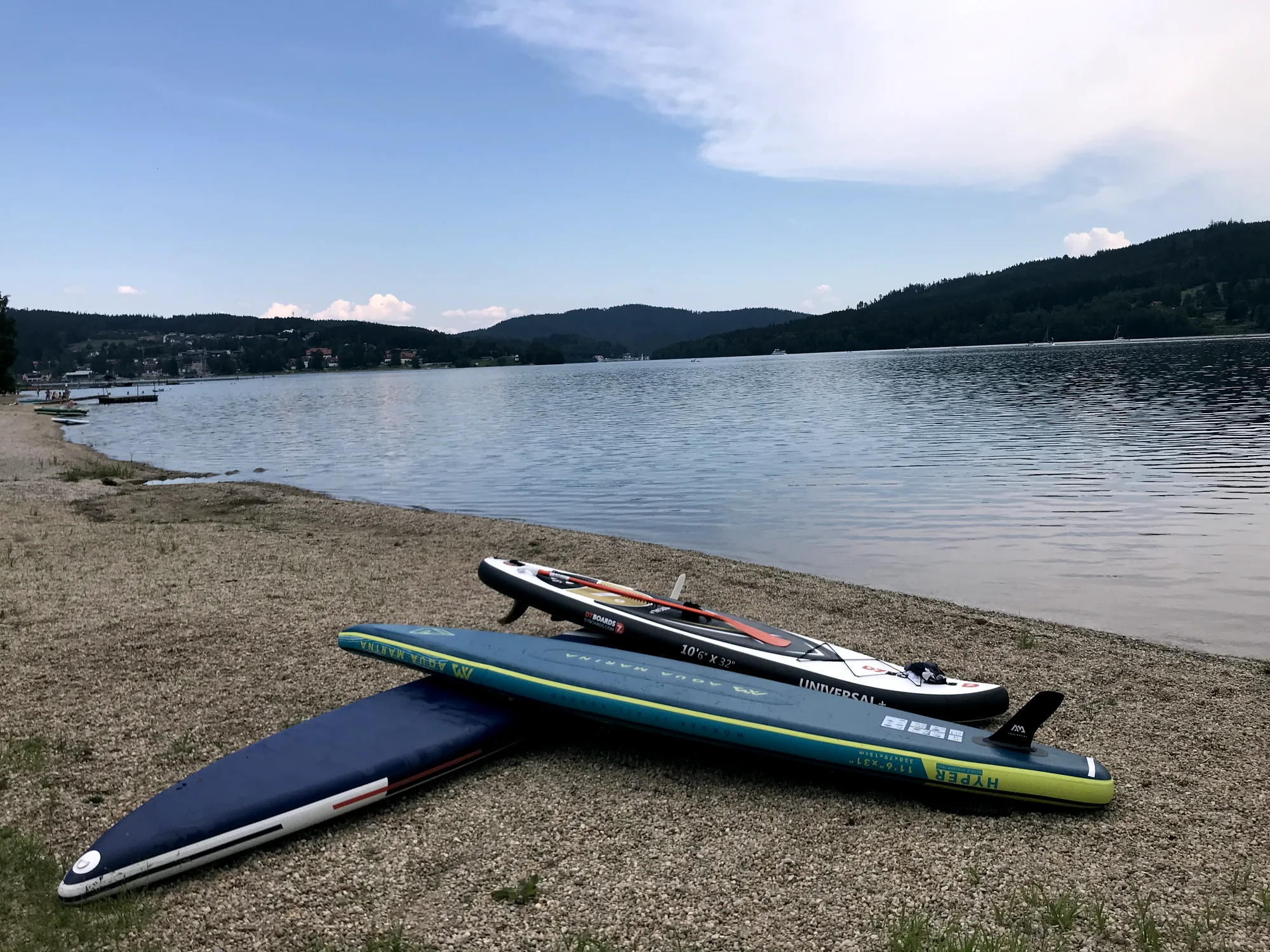 Paddleboardy na pláži u Lipna
