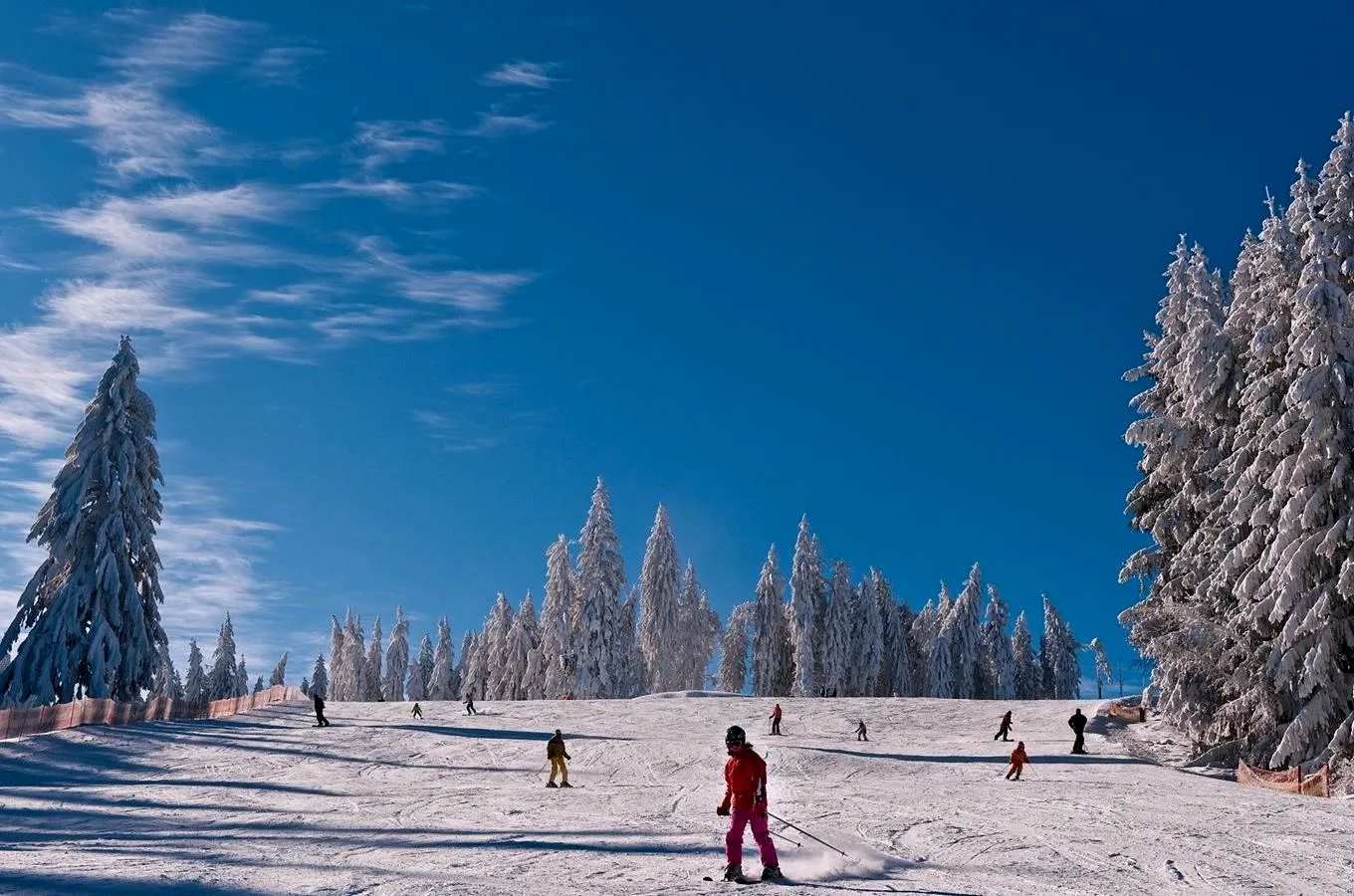 Zasněžená sjezdovka ve skiareálu Lipno