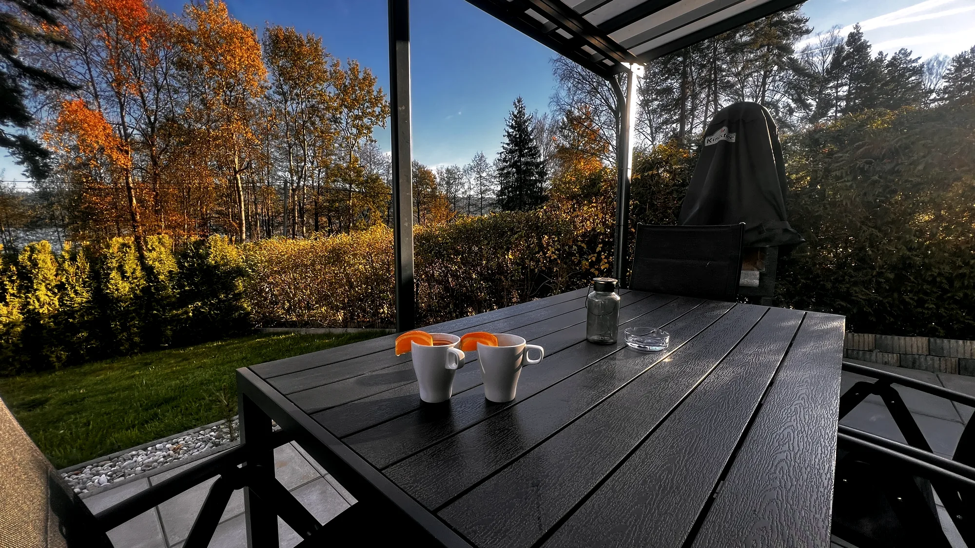 Krytá terasa domu Haus Lipno v podzimním světle